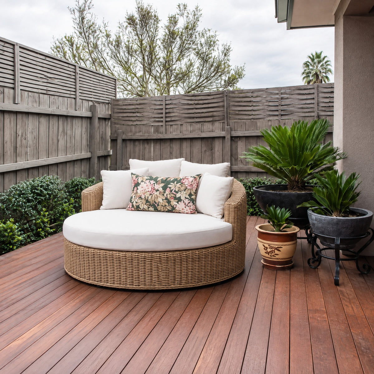 Round Swivel Wicker Daybed